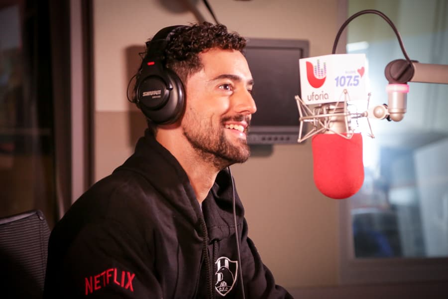 El actor mexicano Luis Gerardo Méndez nos presenta la primera serie original de Netflix en español “Club de Cuervos”.