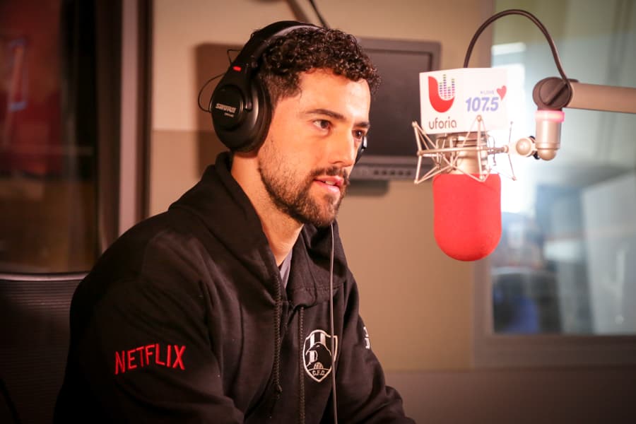 El actor mexicano Luis Gerardo Méndez nos presenta la primera serie original de Netflix en español “Club de Cuervos”.