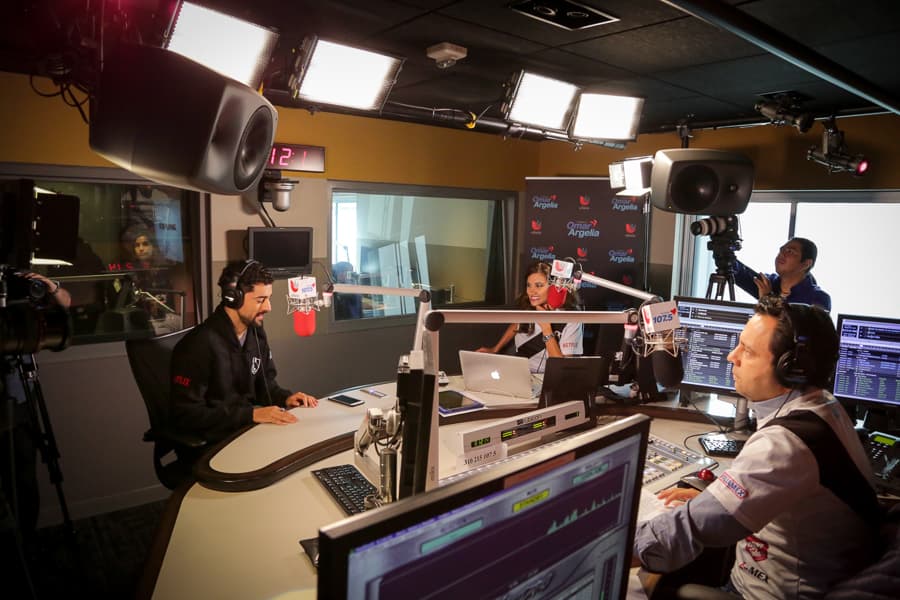 El actor mexicano Luis Gerardo Méndez nos presenta la primera serie original de Netflix en español “Club de Cuervos”.