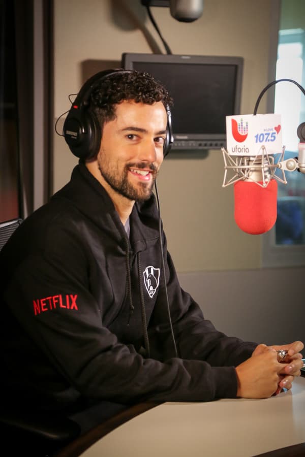 El actor mexicano Luis Gerardo Méndez nos presenta la primera serie original de Netflix en español “Club de Cuervos”.
