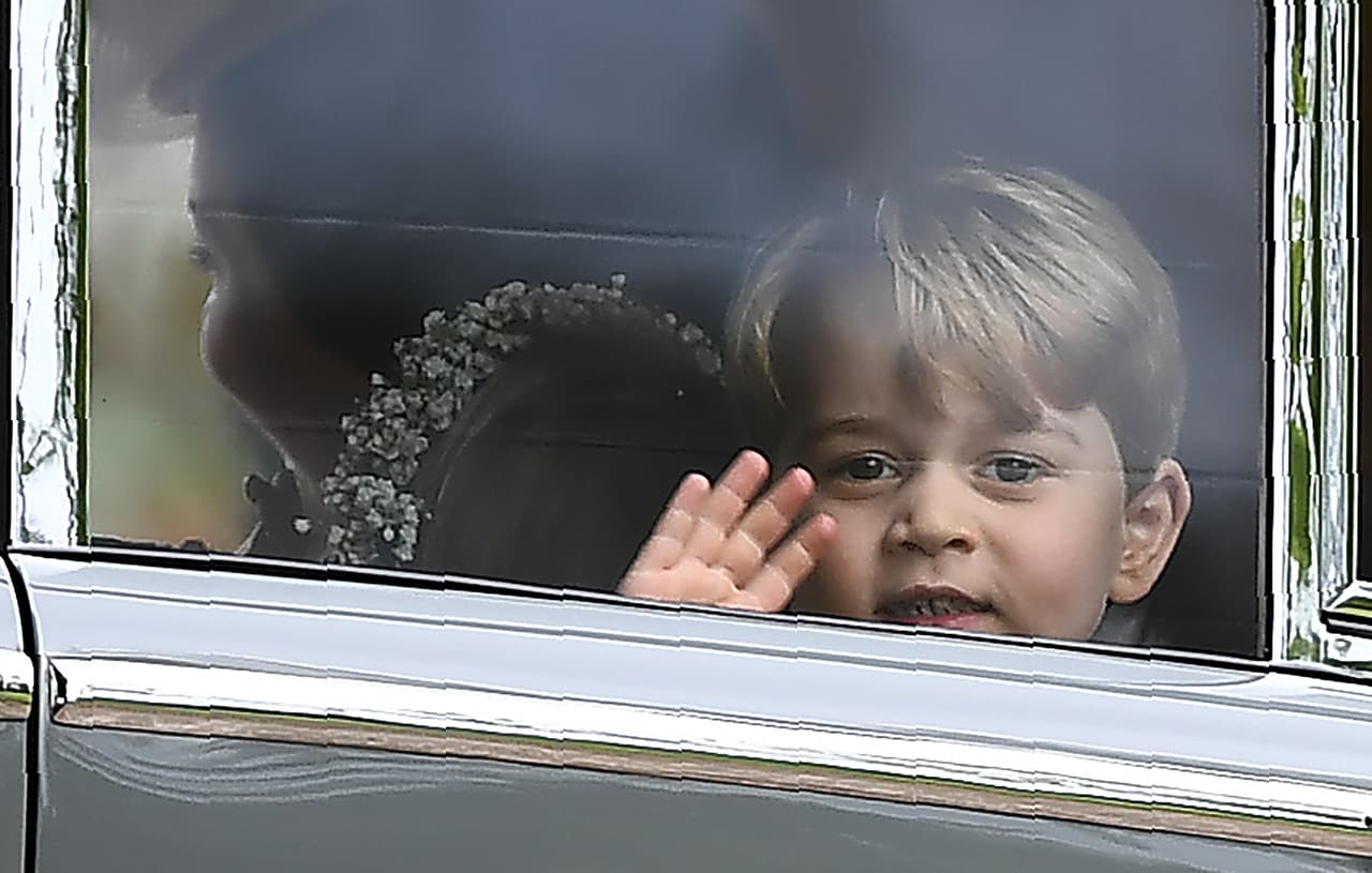 El príncipe George de Cambridge se despide de los paparazzi, mientras sale en coche rumbo al banquete por la boda de Pippa Middleton y James Matthews.