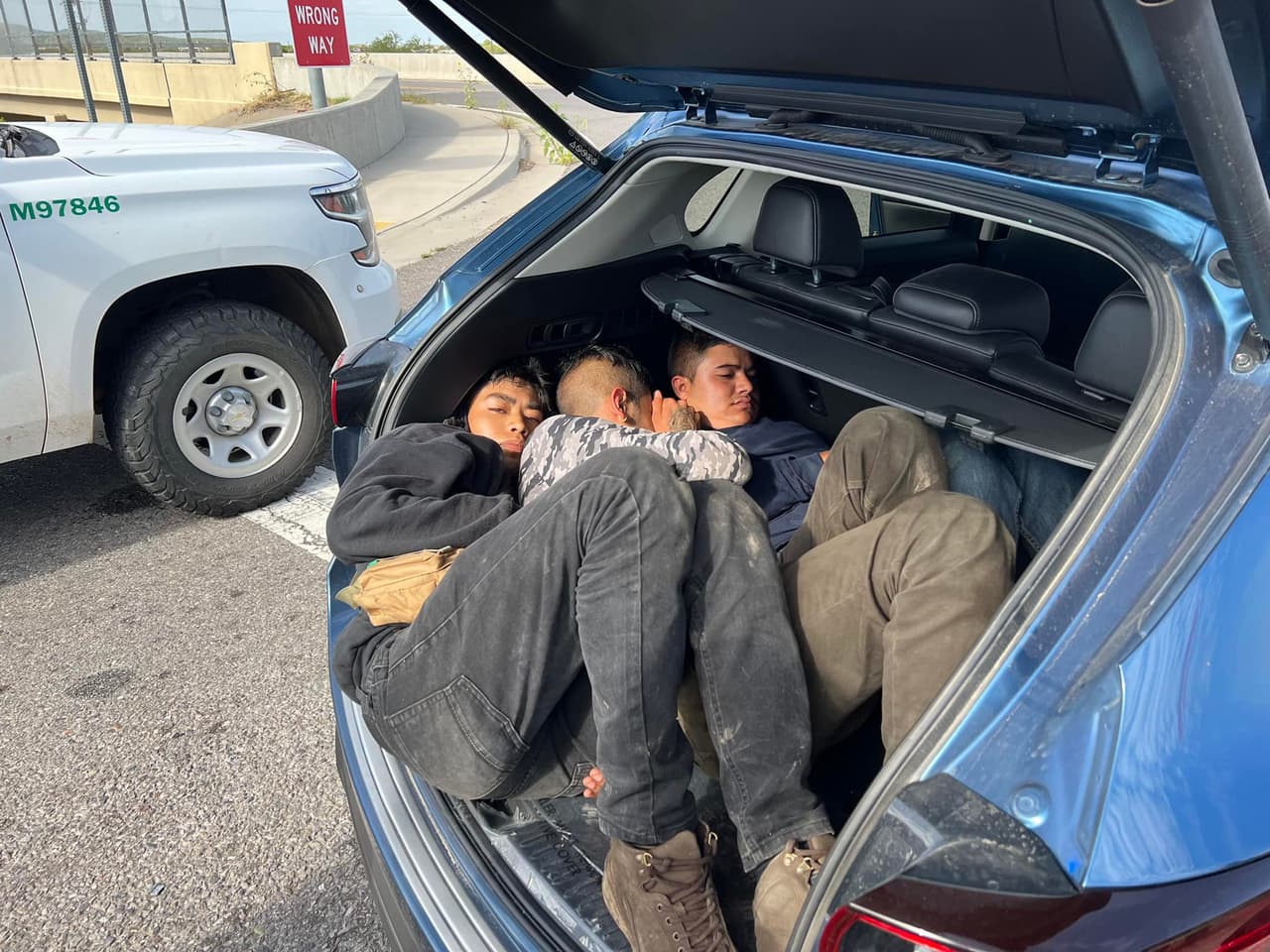En la cajuela descubrieron a cinco inmigrantes indocumentados.