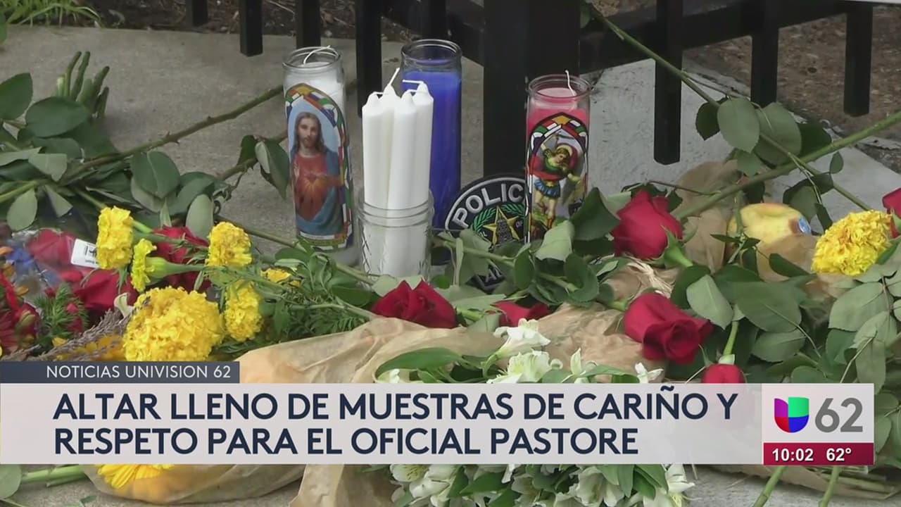 Amigos, familiares y colegas instalan un altar afuera de la estación de Policía de Austin para recordar al oficial Jorge Pastore, quien fuera abatido durante un caso de atrincheramiento donde murieron otras 3 personas.