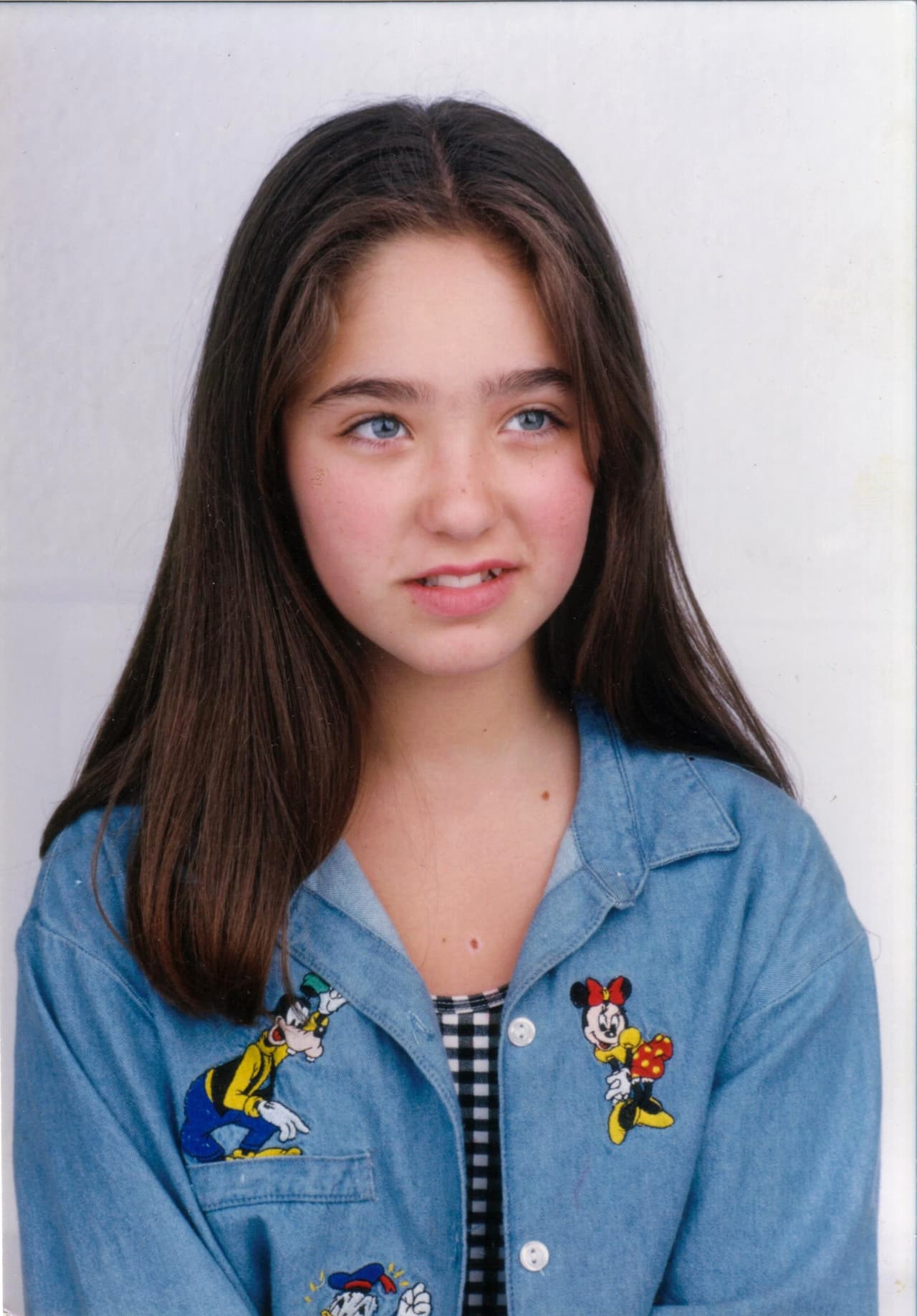 La mexicana lanzó su primer álbum en 1993 titulado "Anahí", las canciones iban dirigidas a un público infantil. De aquí se desprendieron temas como "Hay un chico que me gusta".