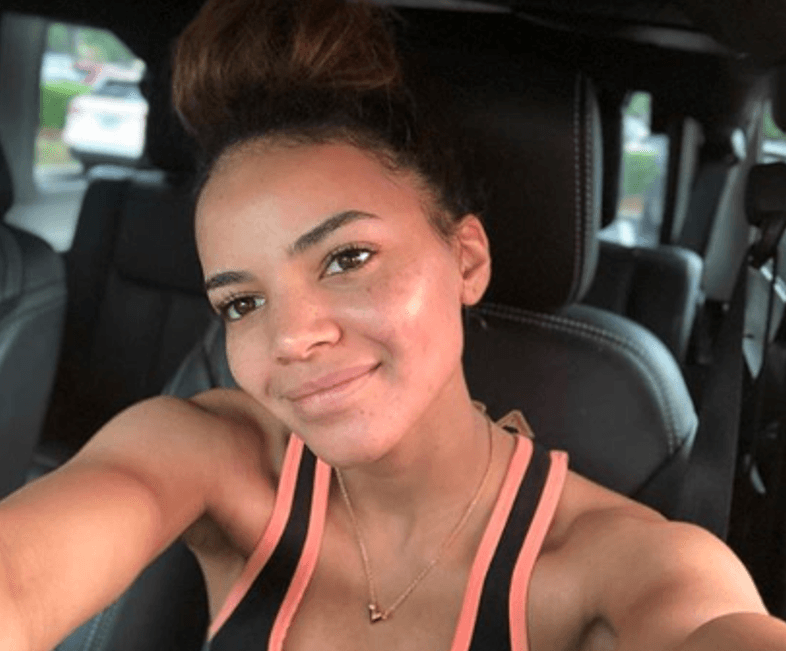 La cantante Leslie Grace también aceptó el reto que acompañó con el mensaje “#SoyYo y me amo, con o sin filtro, con o sin maquillaje, con o sin piel impecable (de hecho, tengo muchas pecas), con o sin pelo de novela. Gracias Kany García por
<b><a href="https://www.univision.com/especiales/premio-lo-nuestro/que-tipo-de-cabello-le-va-mejor-a-leslie-grace-fotos">recordarnos lo hermosas que somos</a></b> tal y como somos".