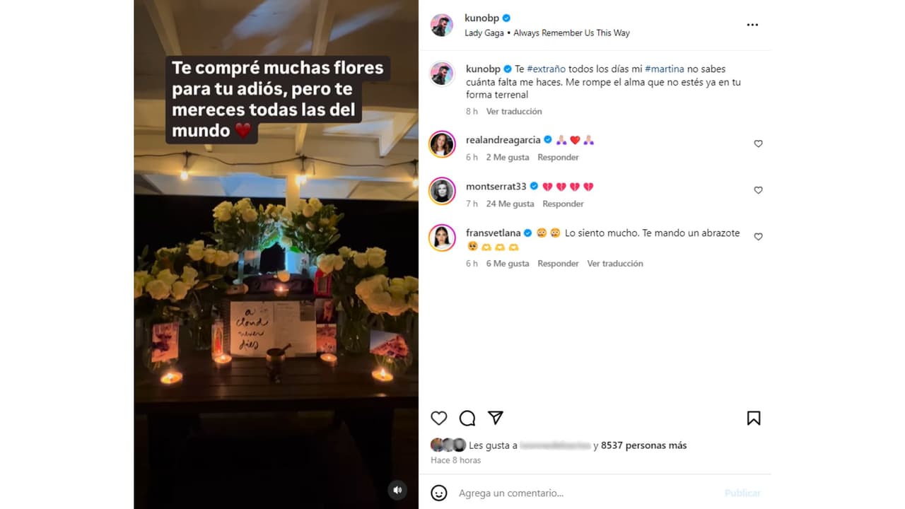 El actor colocó un altar lleno de flores blancas para despedir a su princesa.