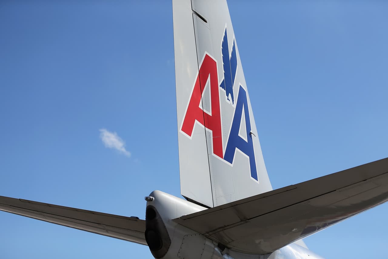 Demandan a American Airlines por racismo