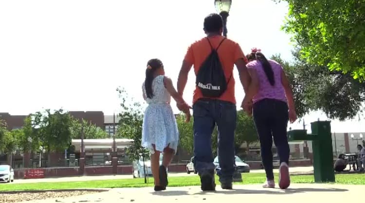 Cruzó la frontera para proteger a sus hijas, pero en Texas lo apuñalaron delante de ellas