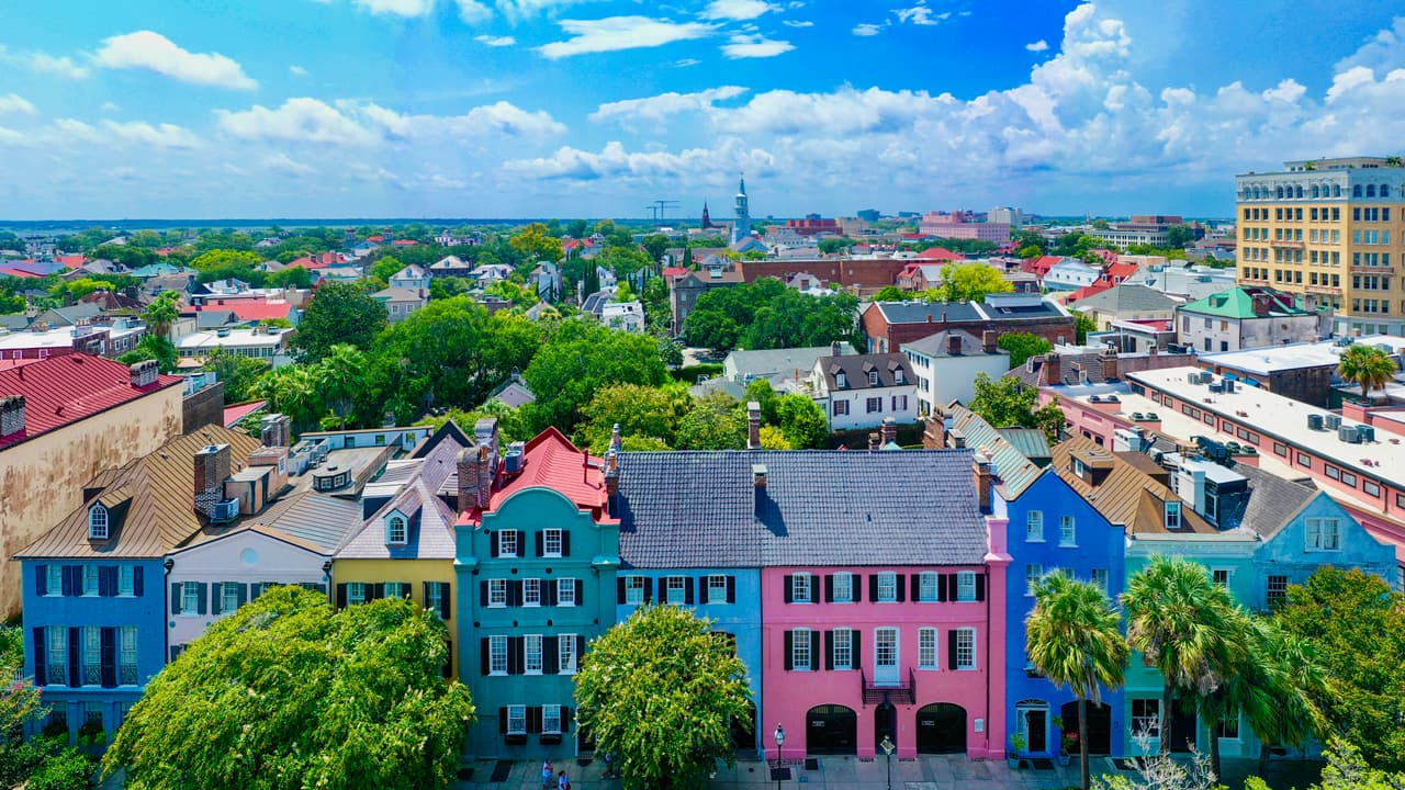 <b>Puesto 7: Charleston-North Charleston (Carolina del Sur).</b> Porcentaje de posibles mudanzas desde fuera de esta área metropolitana: 48.8%. Muchas ciudades del sur han sido destino de reubicación populares en 2020 y la mayoría de los que buscaron a esta ciudad lo hicieron desde Nueva York (18.0%). En Charleston el costo de vida es 3.2% menos que el promedio nacional.
<br>
