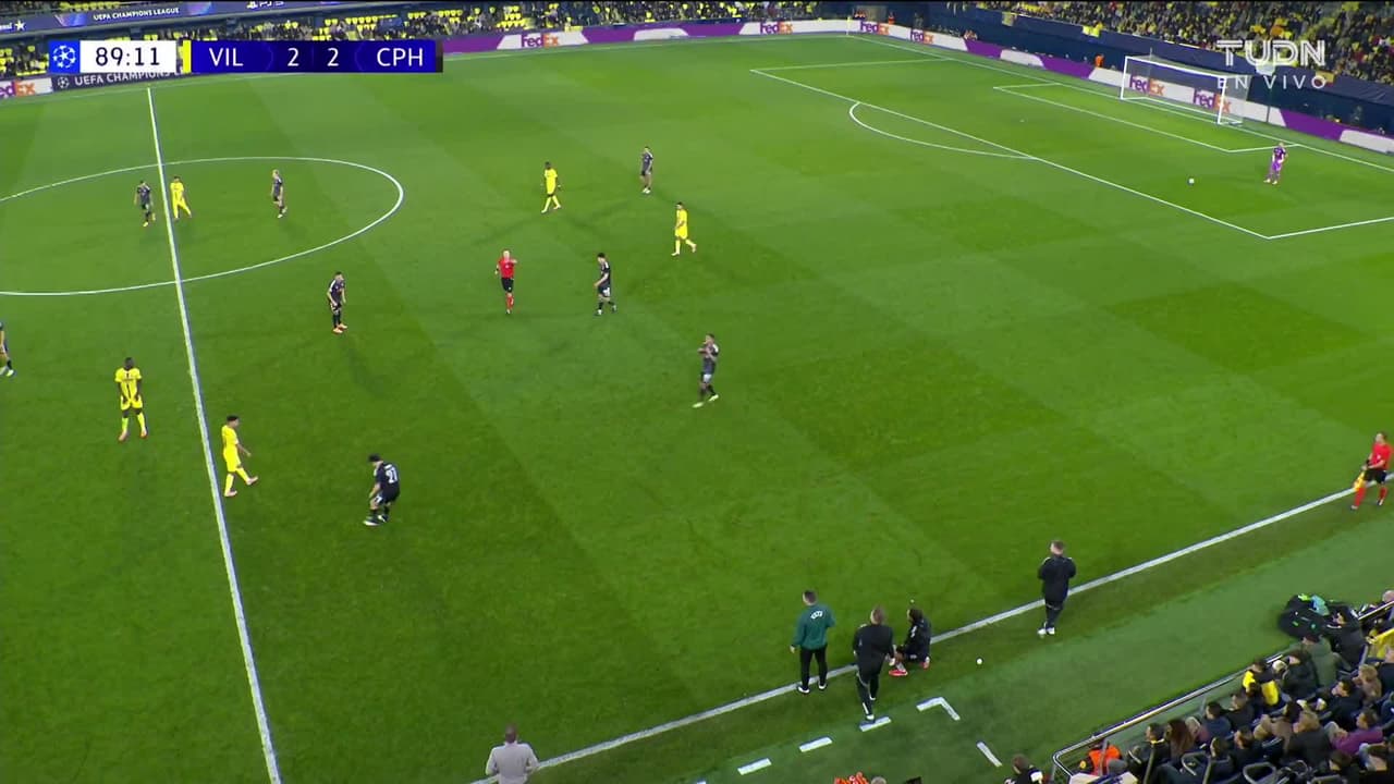 ¡GOL!  anota para FC Copenhagen. Andreas Cornelius