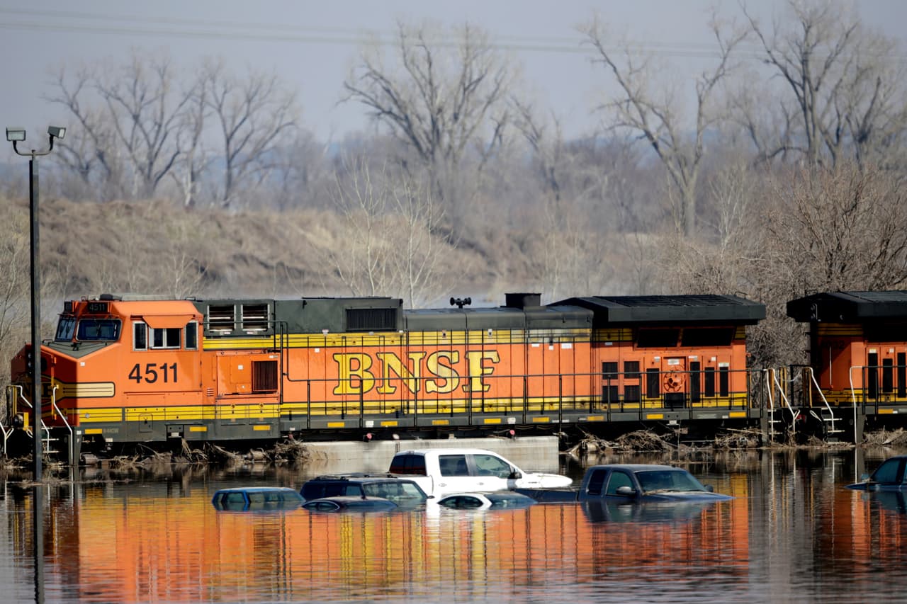 Automóviles sumergidos cerca de una línea de tren en Plassmouth, Nebraska. Las fuertes lluvias y la nieve derretida han provocado el aumento súbito de los niveles de agua en riachuelos y ríos.