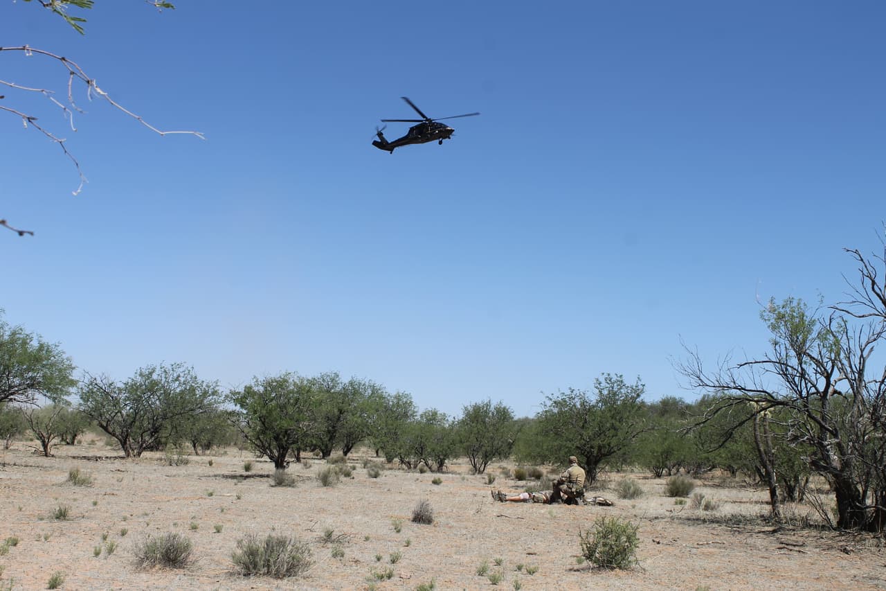 Con simulacros de rescates advierten a los migrantes de los peligros de cruzar el desierto de Arizona