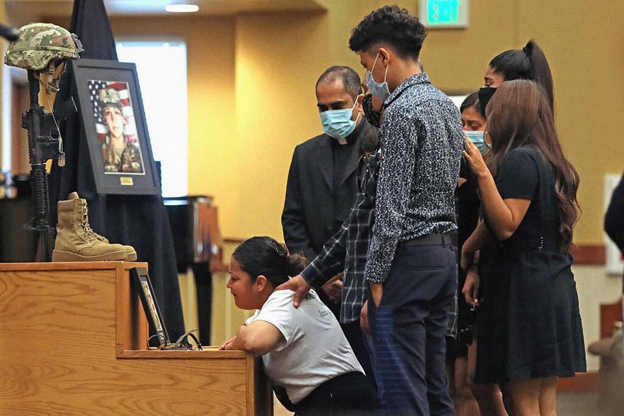 Gloria y Rogelio Guillén, padres de la sodado Vanessa Guillén, durante la ceremonia privada realizada en honor a su hija en Fort Hood, junto al personal de la base militar.