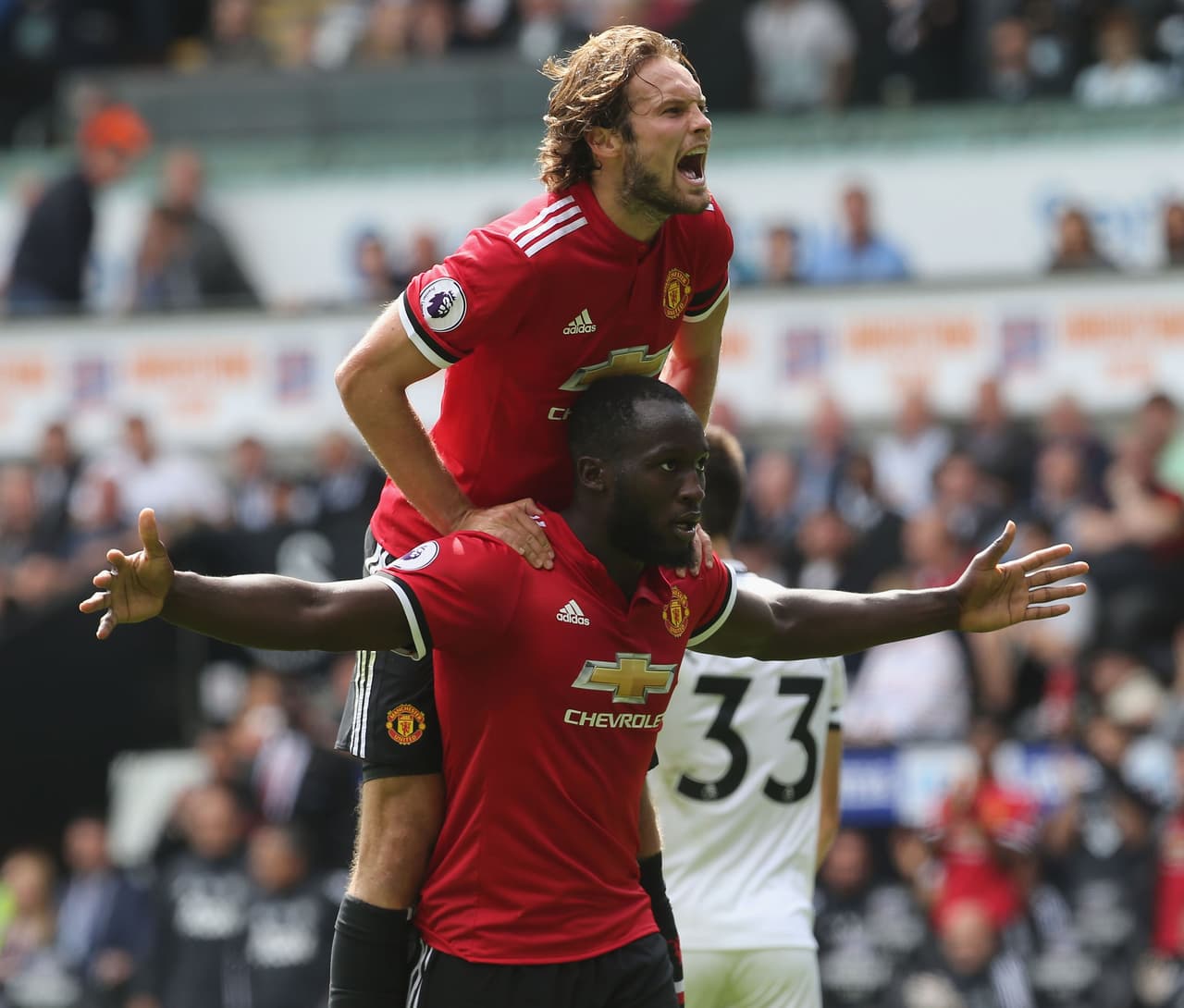 Manchester United continúa su buen arranque de temporada con una goleada en Swansea