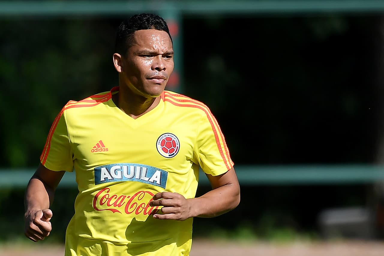 El colombiano Carlos Bacca podría quedarse en Villarreal tras el interés del Milan, dueño de su pase, por el español Samuel Castillejo. El pase del cafetero está avaluado en 15 millones de euros.