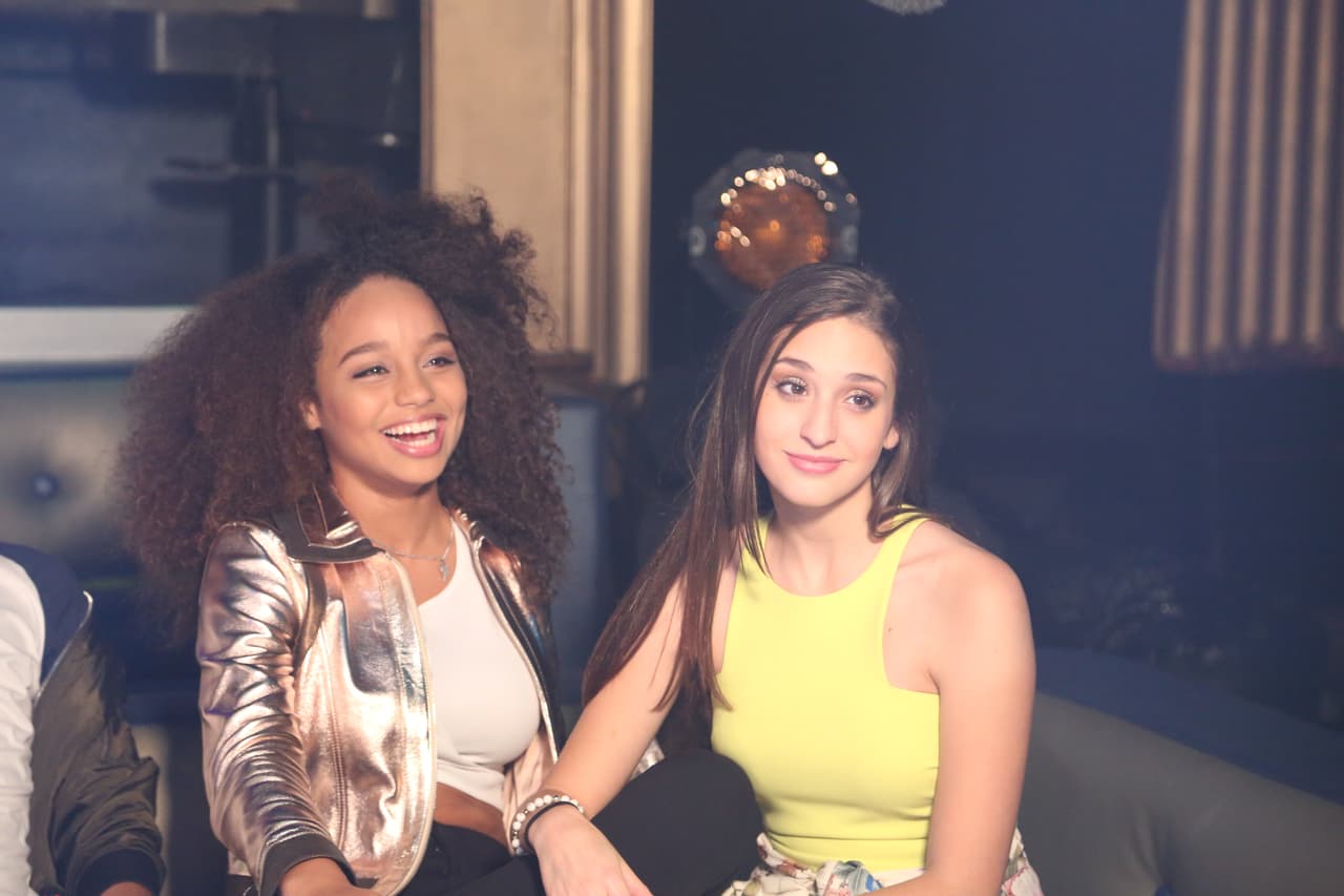 Abdiel, Fabyán, Alondra, Sofía, Verónica y Abel formaron la banda 
<b>Milenios</b>. “Cake by the ocean” fue el tema de su videoclip. Durante las grabaciones los chicos se diviertieron y hasta se sonrojaron al enterarse que había escena de beso.