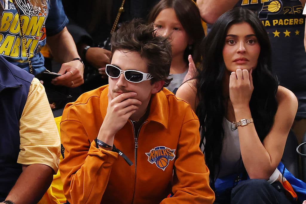 Timothée Chalamet y Kylie Jenner se mantuvieron apoyando a los New York Knicks durante el cuarto parcial, donde todo indicaba que el triunfo sería de los Pacers.