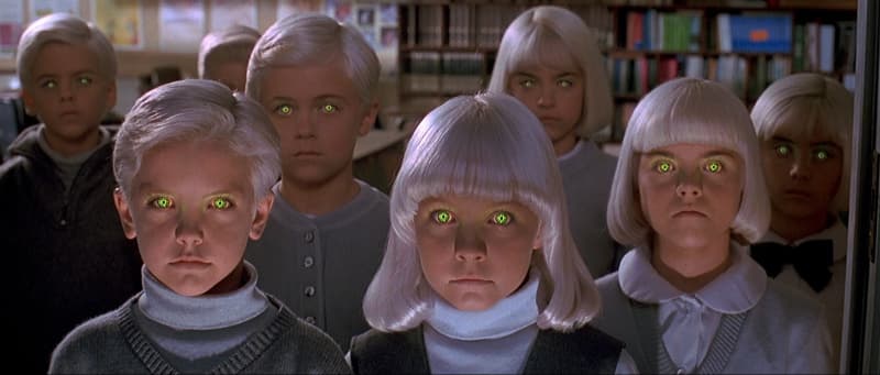 El pueblo de los malditos (1995)
<br>Mejor conocida por su nombre en inglés, Village of the Damned y sus niñitos de pelo blanco y ojos azulados dieron más de una pesadilla a varios. Un pueblo en la mitad de la nada es controlado por sus niños aparentemente angelicales, todos iguales y con el poder secreto de leer mentes.
<br>