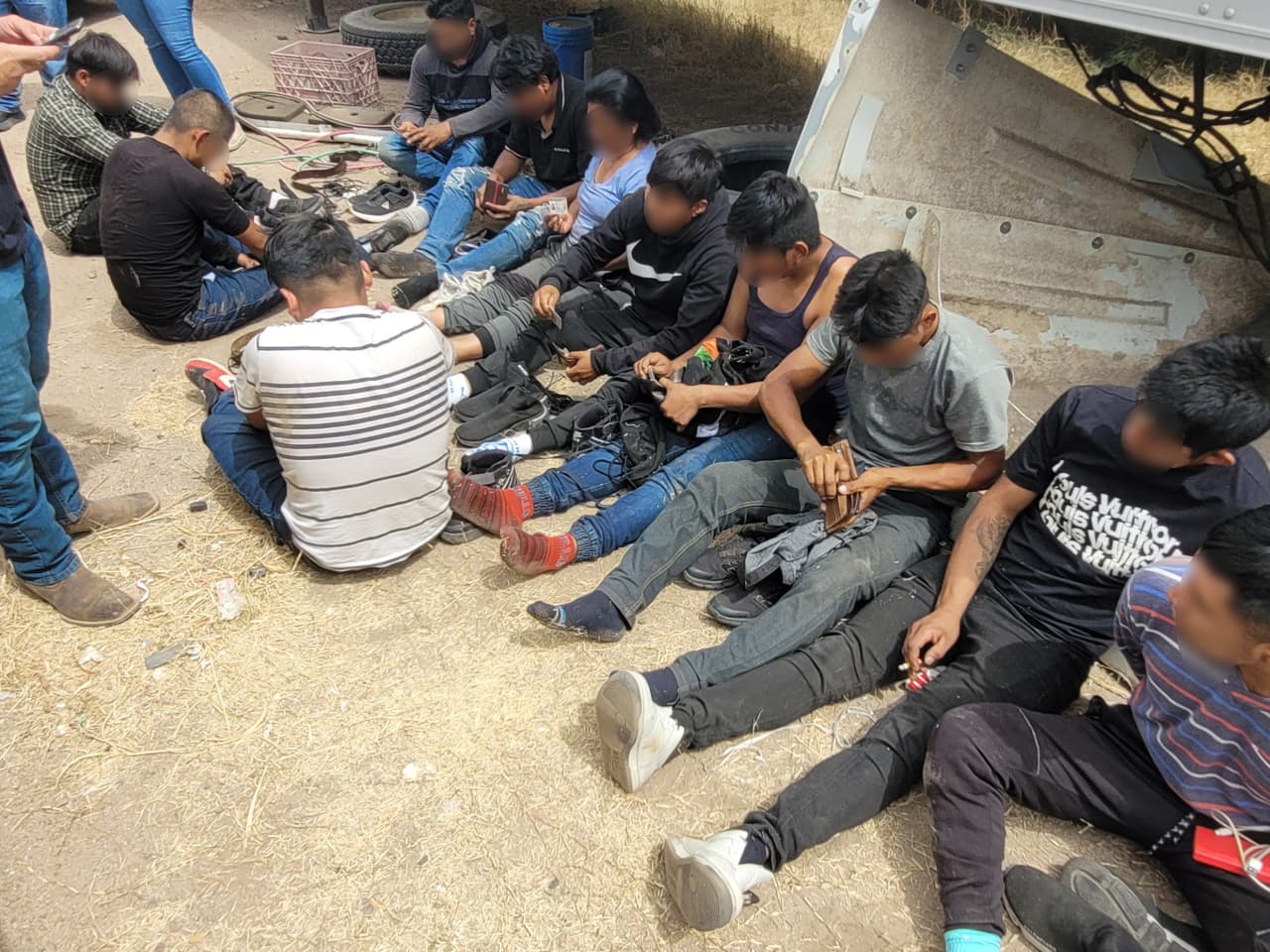 Dentro había
<b> 17 ciudadanos mexicanos, hacinados</b>, presuntamente abandonados por traficantes de personas.