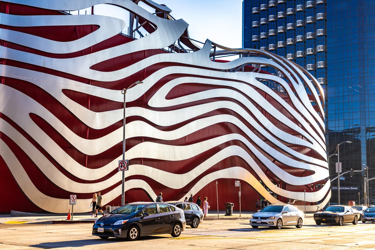 <h3 class="cms-H3-H3"><b>9. Petersen Automotive Museum (empate)</b></h3>
<br>
<br>
<b>Ubicación: </b>Los Ángeles, CA
<br>
<b>Tarifa de estacionamiento por día:</b> 17 dólares
