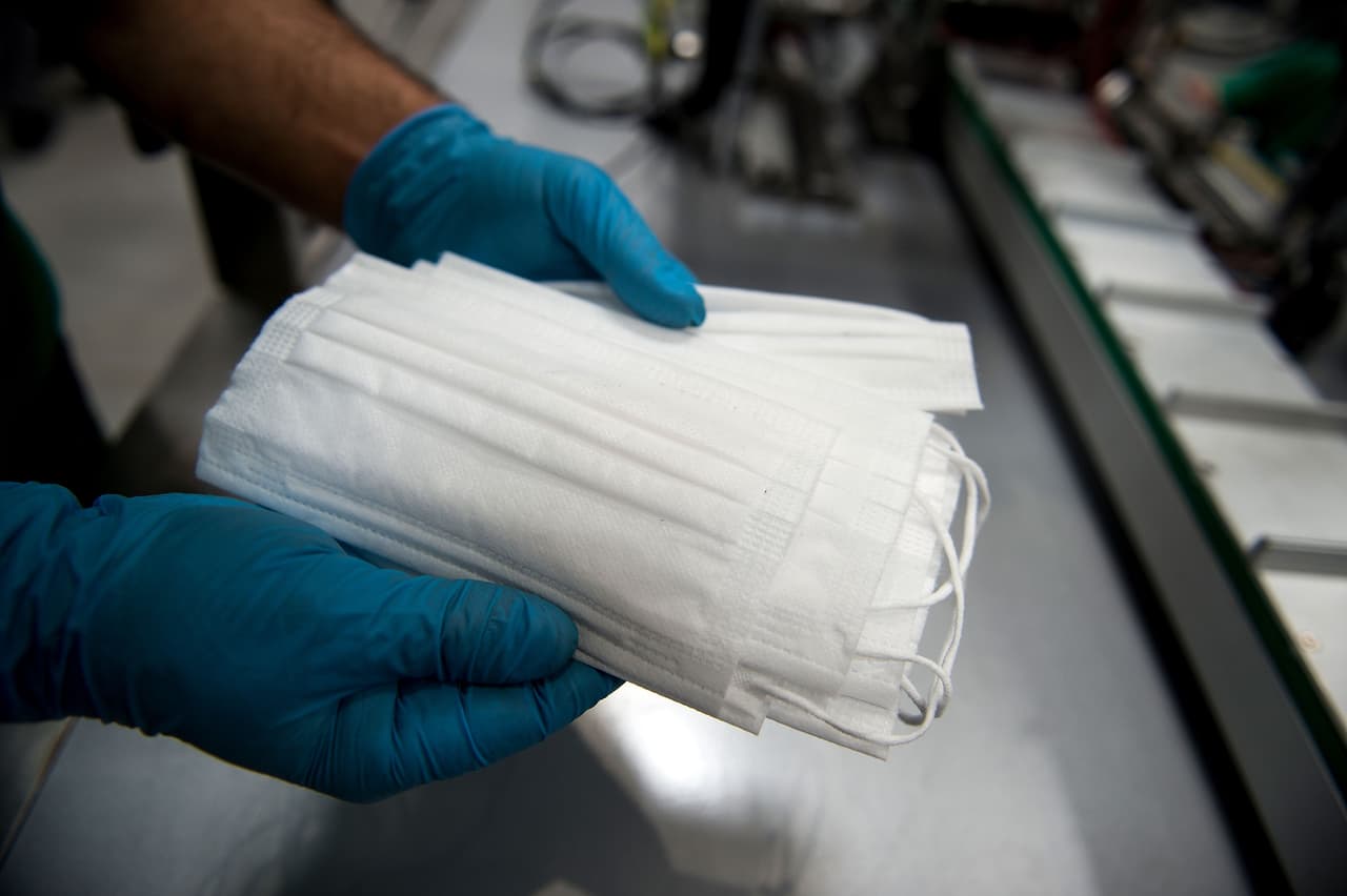 Las siguientes personas no requieren el uso de mascarillas o tapabocas: Niños menores de 11 años, personas mientras están comiendo o tomando una bebida, quienes no puedan cubrirse el rostro debido a una condición médica o conductual, mientras están nadando o realizando ejercicio, entre otros. Los niños menores de 2 años no deberían usar el tapabocas. 
<a href="https://www.univision.com/local/north-carolina-wuvc/carolina-del-norte-extiende-la-segunda-fase-de-reapertura-hasta-el-17-de-julio-y-anuncia-el-uso-obligatorio-de-mascarillas">Vea la lista ampliada de excepciones aquí.</a>