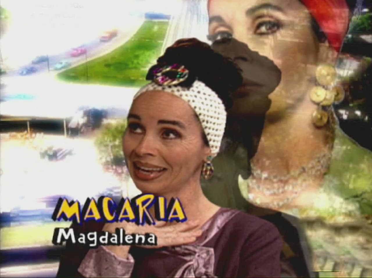 Magdalena es arrogante y envidiosa, siempre quiere hacerle creer a todos que es rica.