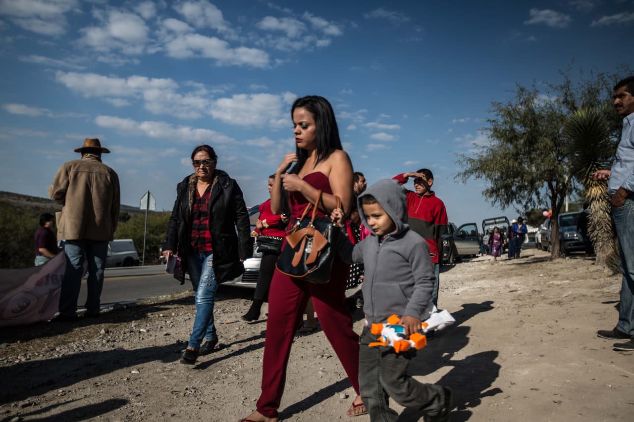 Asistentes a la fiesta se encaminan hacia la explanada donde tendrán lugar la misa y el banquete. Almudena Toral