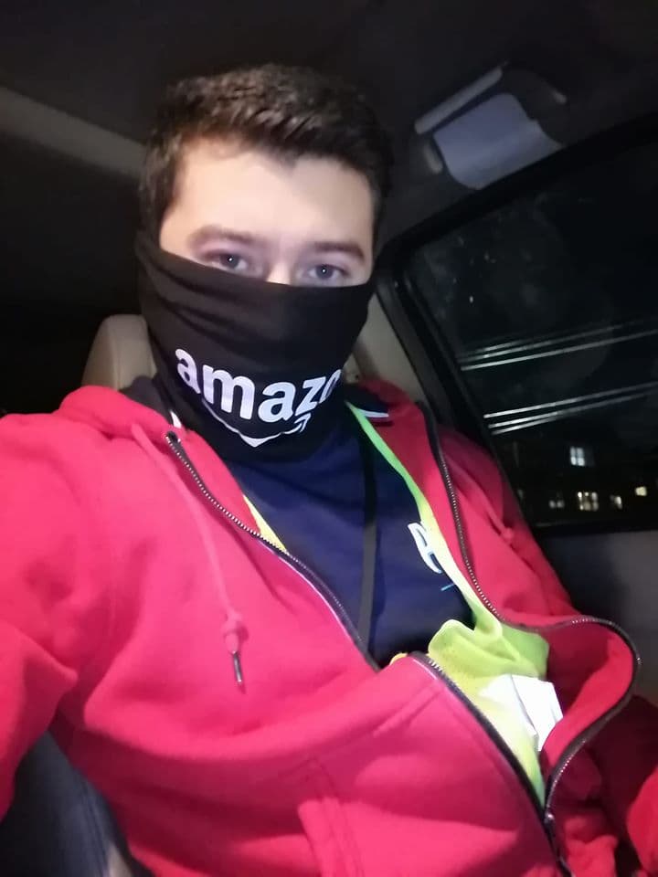 Daniel Jimenez trabaja para Amazon en Woodside, Queens, donde muchos de los trabajadores se han ido a huelga porque dicen la compañía no les provee suficiente equipos de protección.