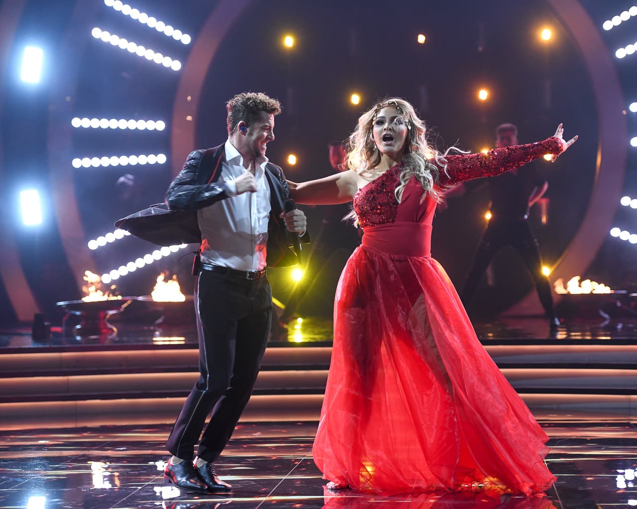 Vestida con este vestido rojo, Migbelis Castellanos tuvo un destacado papel en la tercera gala de MQB.