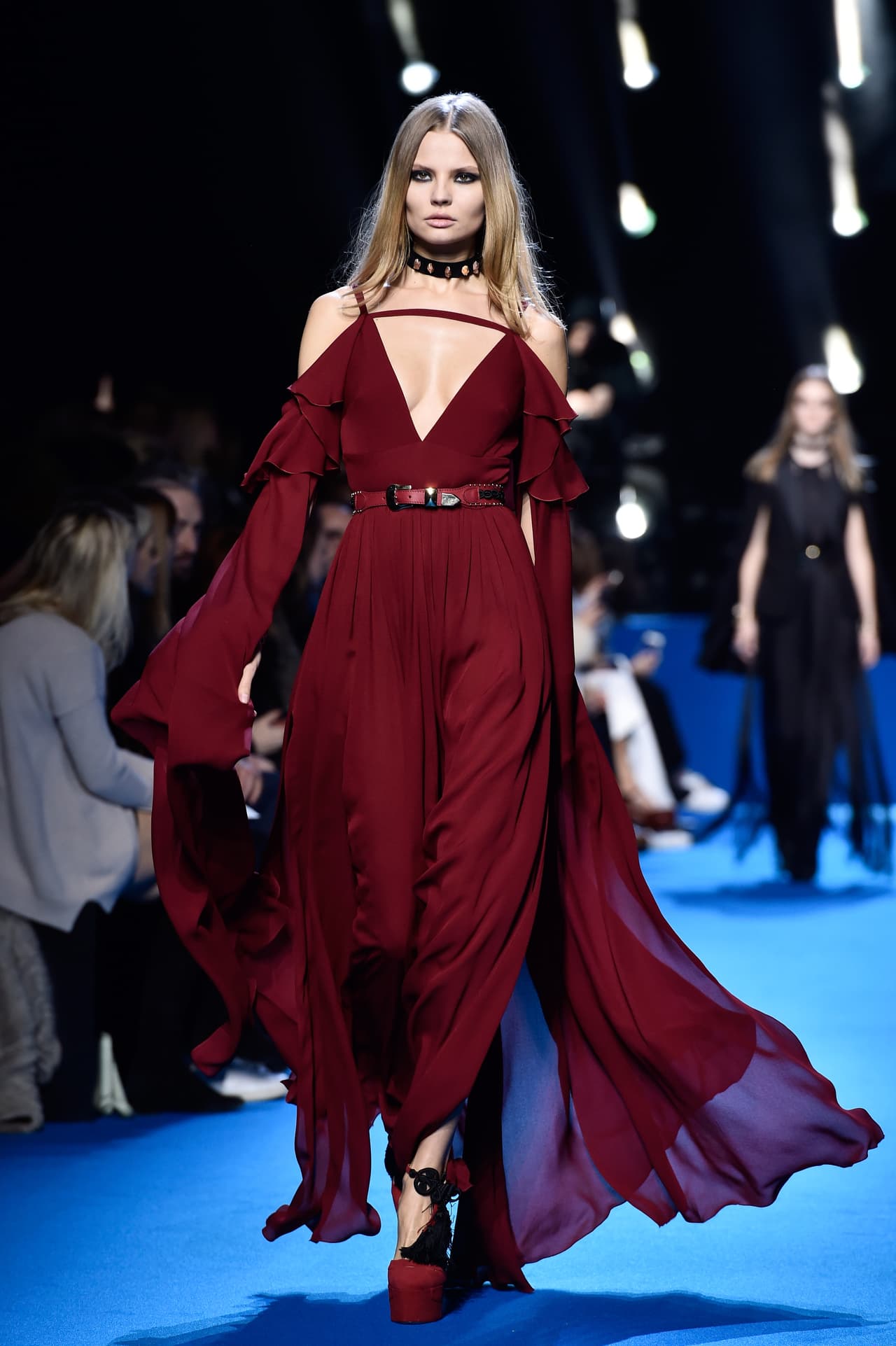 Este vaporoso vestido de Elie Saab, con su atrevido escote en V y mangas que parecen alas, pone de relieve algo más que los hombros que deja al descubierto. El color rubí de la diáfana tela le quedaría espectacularmente bien a la bohemia de nuestros corazones. 
<br>