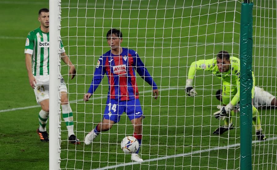 Real Betis no puede con Eibar, pierde 0-2 y se encuentra a dos posiciones del descenso en La Liga. Yoshinori Muto se encargó de hacer el primer tanto para su equipo, seguido de Esteban Burgos, quien cobró penal a favor de su equipo para llevarse la victoria en el Benito Villamarín.