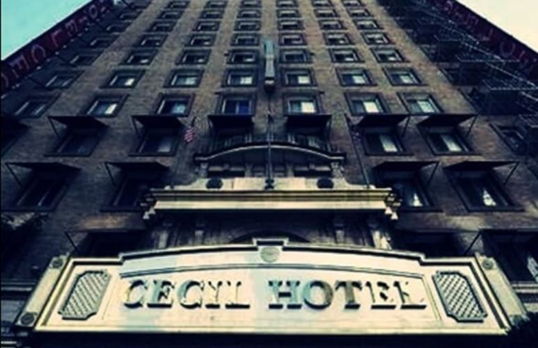 <b><a href="https://www.univision.com/local/los-angeles-kmex/netflix-lanza-serie-basada-en-el-hotel-cecil-de-los-angeles-fotos">Cecil Hotel</a></b>: 
<br>Construido en 1927 y ubicado en el corazón del centro de Los Ángeles, el hotel Cecil ha presenciado la gran evolución de la ciudad y cuenta con una larga y oscura historia.