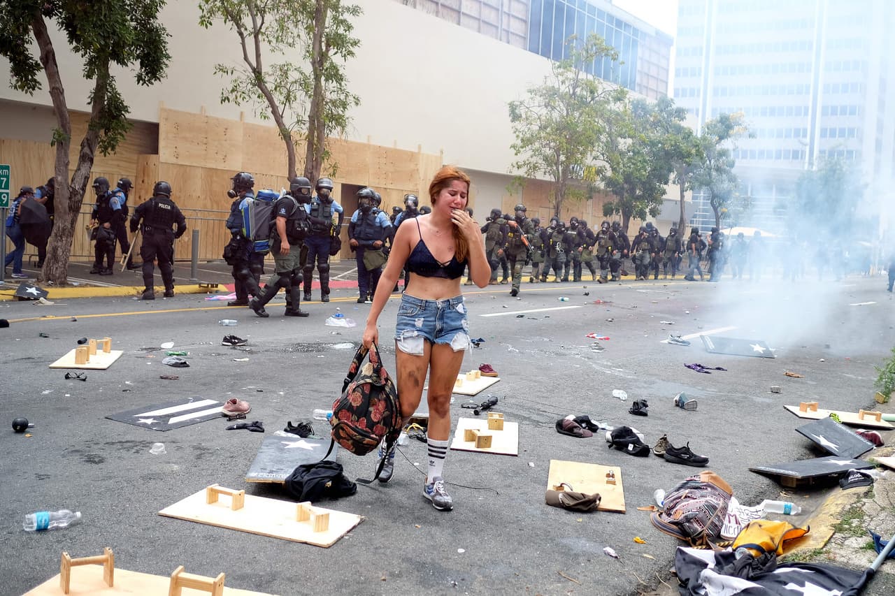 El gobernador Ricardo Rosselló consideró que los manifestantes eran violentos y estaban comentiendo vandalismo. Los llamó un "grupúsculo pequeño" de personas que mantuvieron a los agentes de la Policía bajo una lluvia de "piedras y proyectiles".