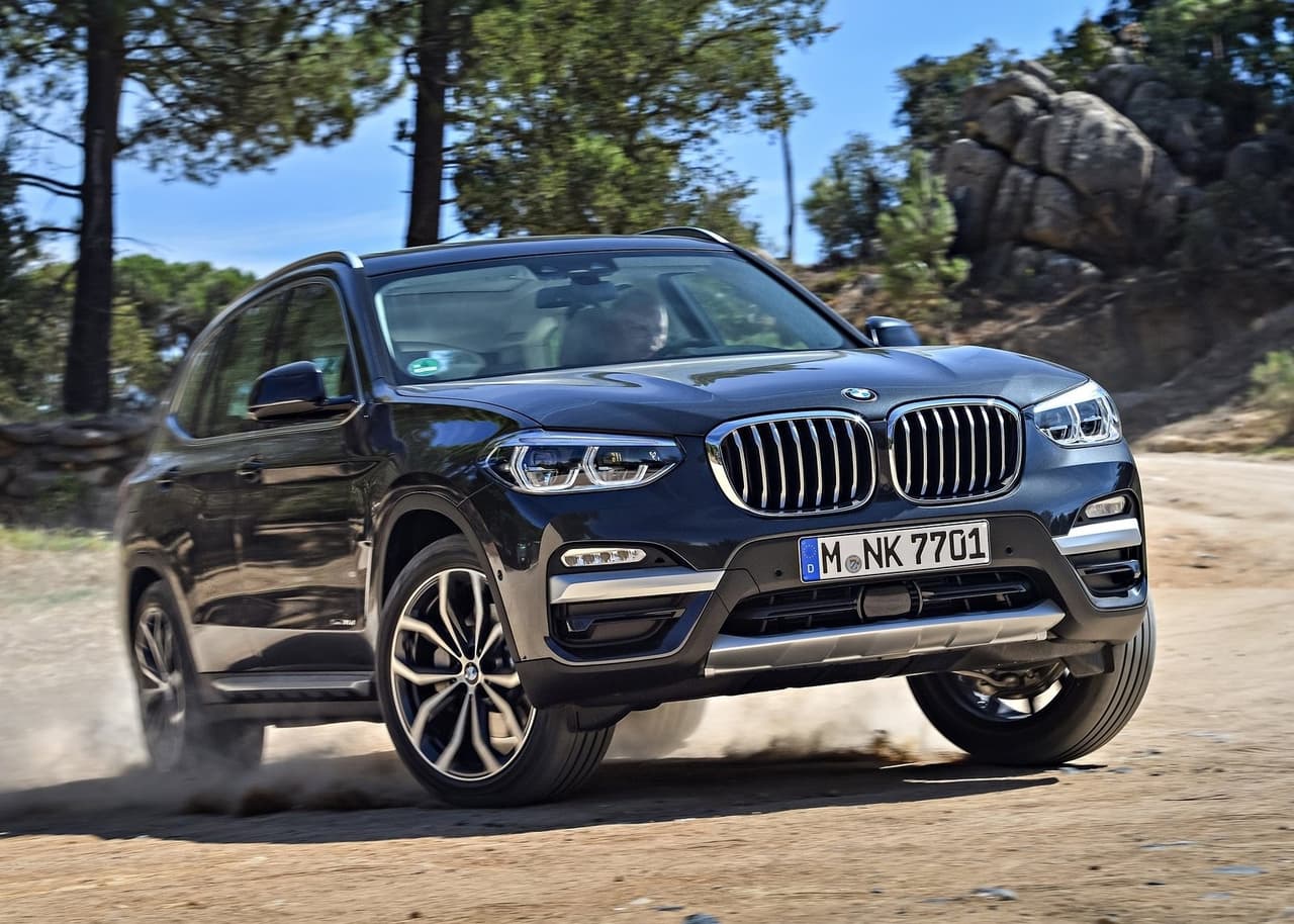 <h3 class="cms-H3-H3"><b>2do. lugar en el segmento de las SUV pequeñas de lujo</b></h3>
<br>
<br>
<u><b>BMW X3</b></u>
<br>
<br>
<b>Puntaje general de iSeeCars:</b> 8.6
<br>
<ul>
 <li><b>Puntaje de confiabilidad: </b>8.2</li>
 <li><b>Puntaje de valor retenido: </b>7.6</li>
 <li><b>Puntaje de seguridad: </b>10</li>
</ul>
<br>
<b>Precio promedio para una unidad con 3 años de uso:</b> $44,654
<br>