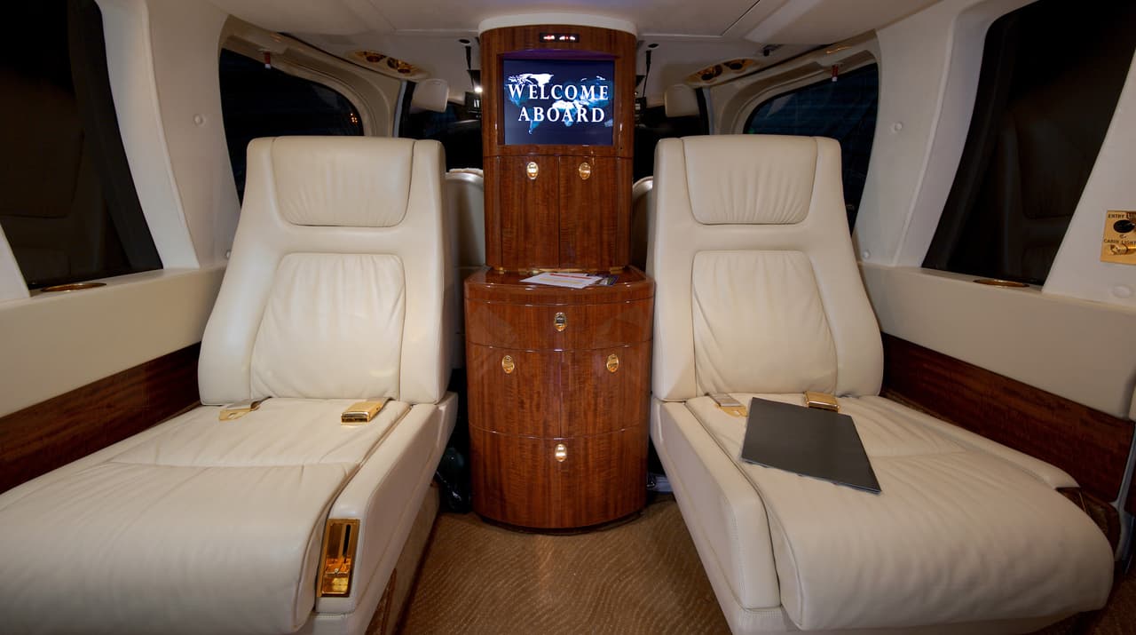 Este tiene la capacidad de transportar a seis pasajeros además del piloto y el copiloto. Cuatro en los asientos de tipo banca y dos en las sillas tipo capitán reclinables con reposapiés.