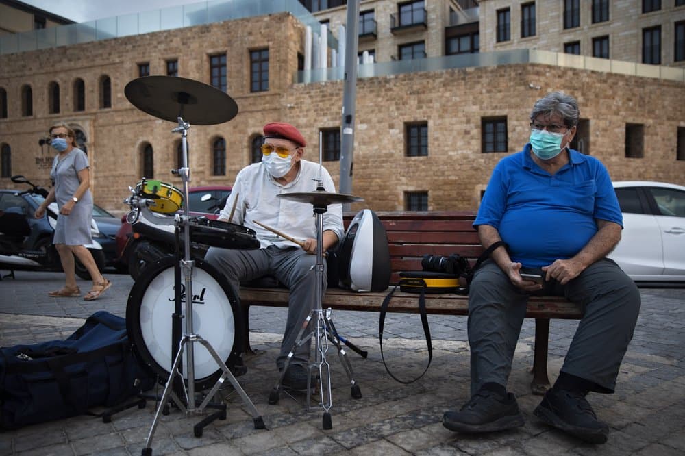 Alex Olshansky, izquierda, usa una máscara protectora 
<b>mientras tocaba la batería en Tel Aviv, <a href="https://www.univision.com/temas/israel">Israel</a></b>, el lunes 20 de julio de 2020.