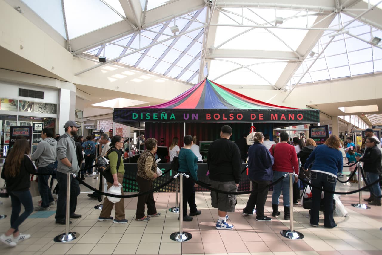 un gran número de asistentes en Los Angeles disfrutó el Carnaval de Pequeños Gigantes.