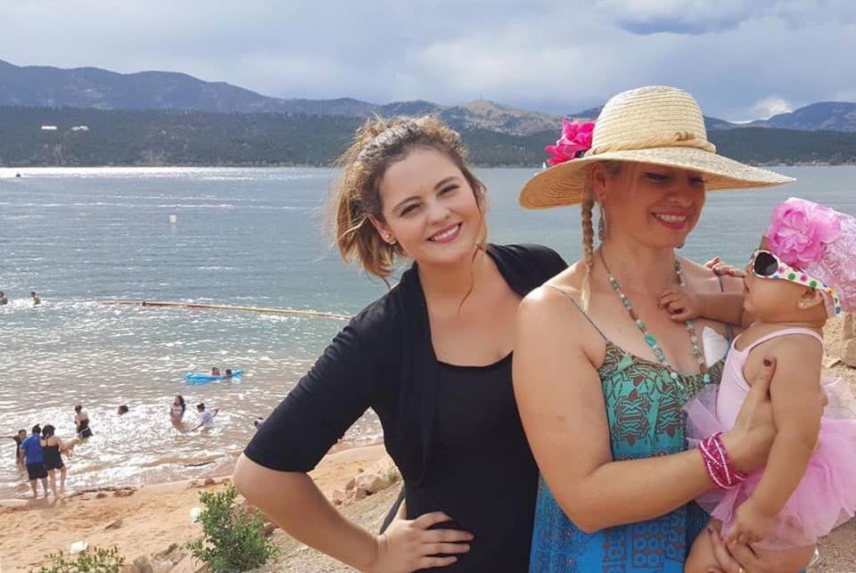 Aunque tiene casi 9 años alejada de la televisión, 
<b><a href="http://www.univision.com/programas/novelas/salen-a-la-luz-fotografias-de-allisson-lozz-embarazada-fotos">Allisson</a></b> sigue en contacto con sus fans a través de las redes sociales, donde demuestra que es una feliz madre de familia.