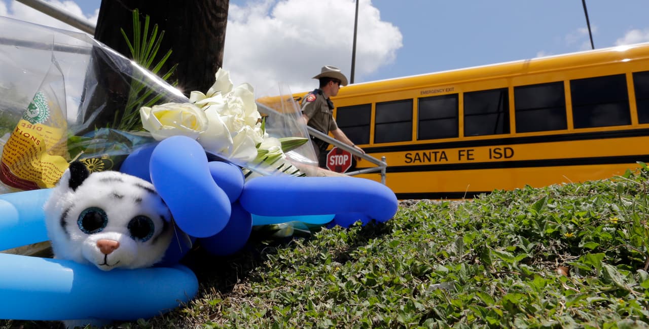 Tres meses después del ataque de Parkland, otra comunidad escolar de Estados Unidos enfrentó un tiroteo mortal. El 18 de mayo de 2018, un estudiante abrió fuego en Santa Fe High School, cerca de Houston, Texas. Diez personas murieron y otras resultaron heridas. El ataque provocó conmoción entre estudiantes, familias y docentes, y volvió a colocar la seguridad en los centros educativos en el centro del debate nacional. La cercanía temporal con la masacre de Parkland intensificó las preguntas sobre qué medidas podían adoptarse para reducir el riesgo de nuevos tiroteos.