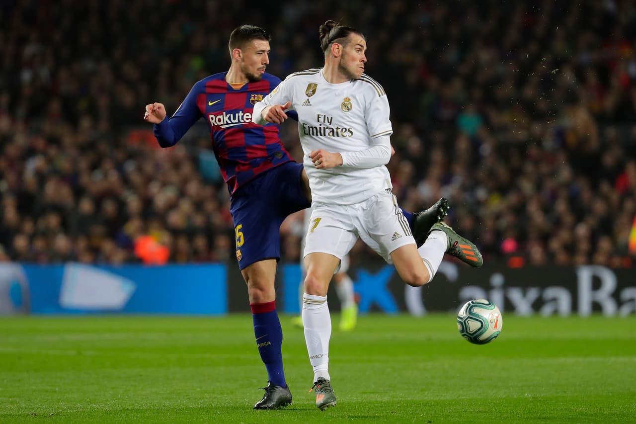 Lenglet corta un balón para Gareth Bale, el galés ha vuelto loca a la defensa del Barça.