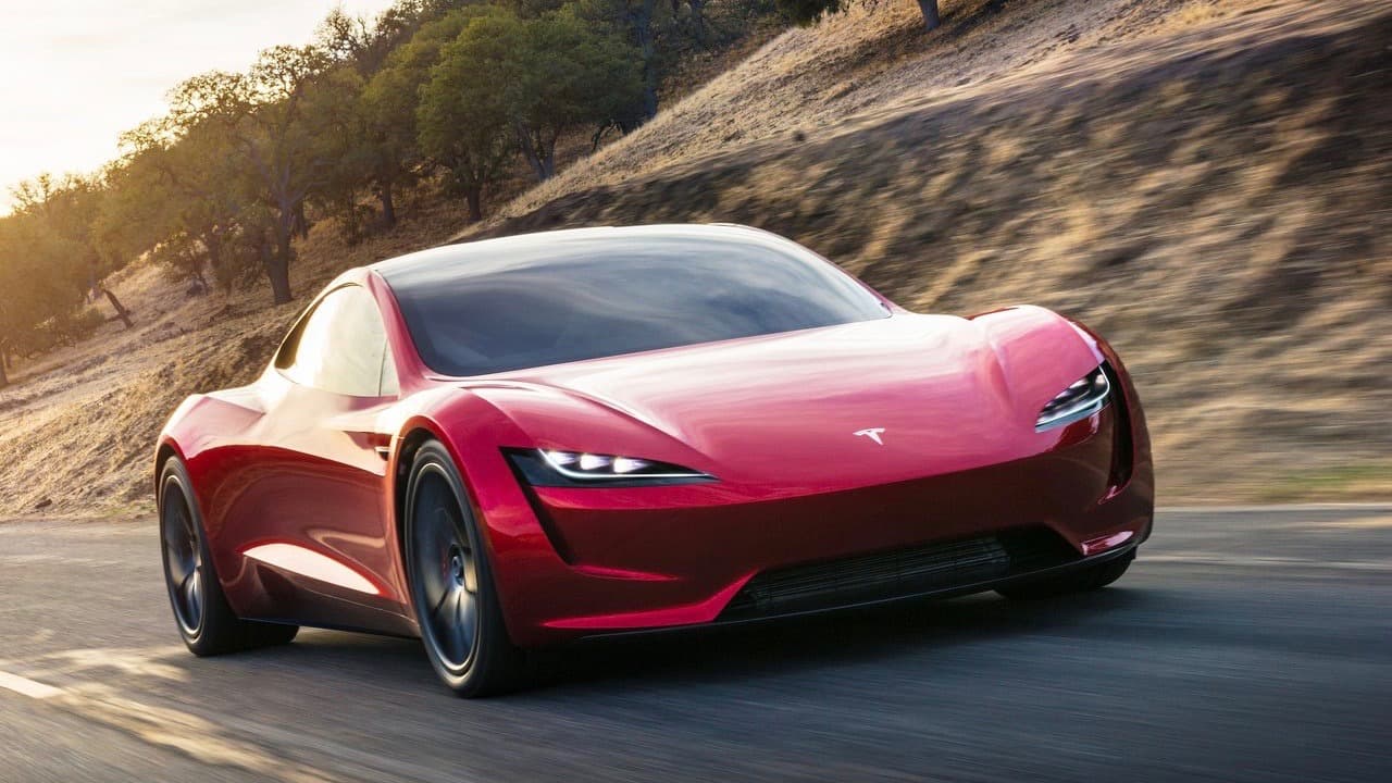 2017 comenzó con buenas noticias para Tesla. En enero se supo que el fabricante había 
<b><a href="https://www.univision.com/noticias/tesla/autoridades-exoneran-el-sistema-de-conduccion-autonoma-de-tesla-en-primer-accidente-mortal-de-un-vehiculo-autoconducido" target="_blank">sido exonerado</a></b> por las autoridades en el caso de
<b><a href="https://www.univision.com/noticias/tesla/conductor-de-un-tesla-model-s-se-convierte-en-la-primera-victima-mortal-de-la-conduccion-autonoma" target="_blank"> Joshua Brown</a></b>, el conductor del Model S que perdió la vida en junio de 2016 mientras su auto circulaba en modo autónomo en Florida. Tesla también inició en 2017 su inesperadamente lenta transición a ser un verdadero fabricante masivo. El fabricante de autos eléctricos también mostró por primera vez su 
<b><a href="https://www.univision.com/noticias/consejos-autos/que-hacer-cuando-se-inunda-tu-automovil-fotos" target="_blank">próximo camión tráiler</a></b> eléctrico, a la vez que sorprendió al mundo con el regreso del 
<b><a href="https://www.univision.com/noticias/autos-electricos/el-tesla-roadster-sera-el-auto-mas-rapido-del-mundo" target="_blank">Tesla Roadster</a></b> con capacidad para rivalizar con deportivos exóticos europeas que duplican su precio.
<br>
<br>En la imagen: 
<b>Tesla Roadster 2020</b>