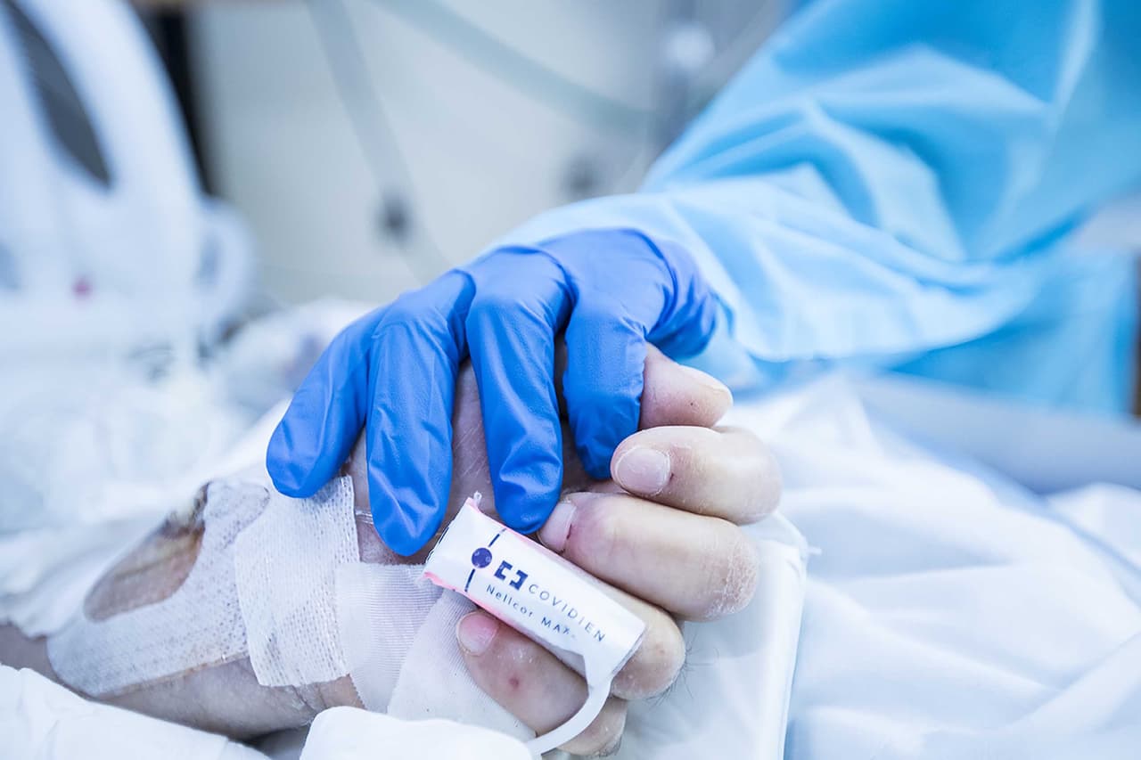 ‘
<b>El sistema de salud de Nueva York contra la pandemia’</b>. Esta serie de fotografías fue realizada durante nueve días en 11 hospitales y documenta a los héroes de la atención médica, su valentía, ingenio, profesionalismo, tenacidad y corazón. Ganó el segundo lugar en la categoría ‘publicidad/reportajes’.