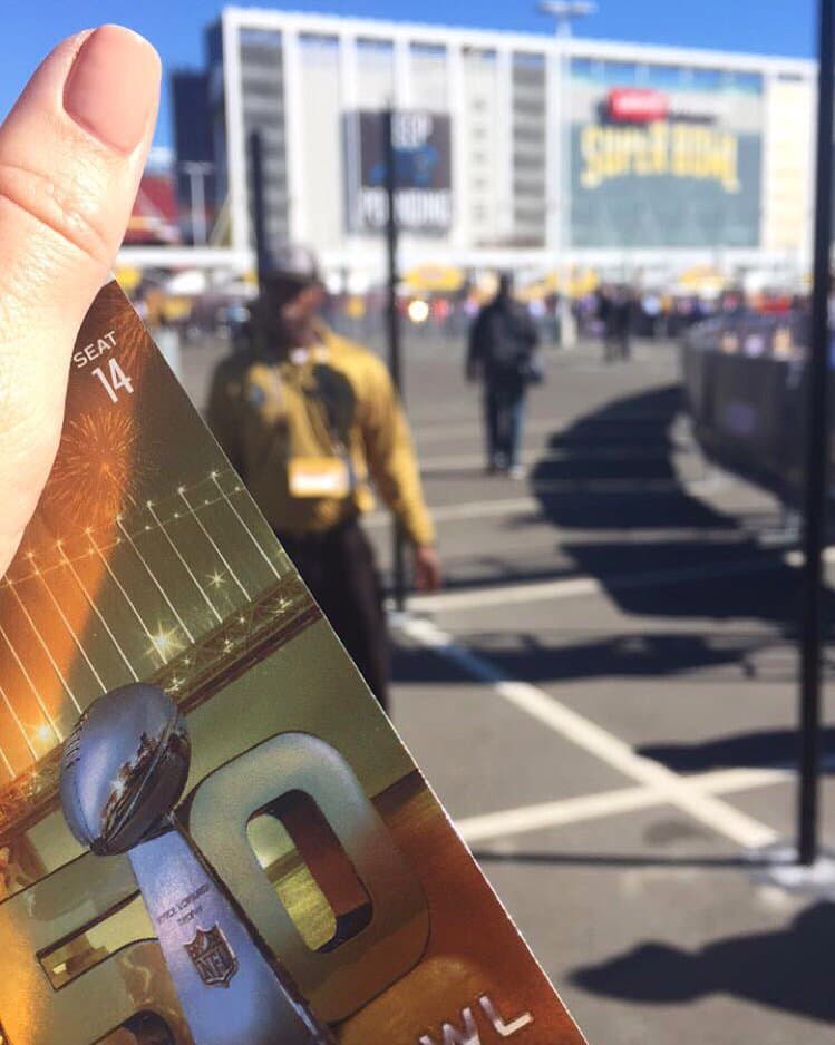 La reina de belleza Olivia Jordan presumió sus boletos dorados.