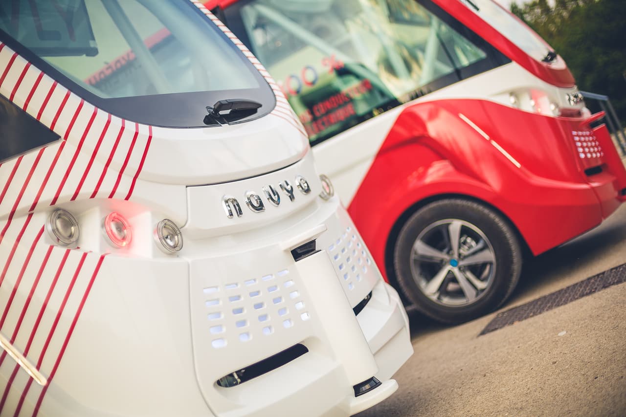 El Navya Arma es inteligente y confiable. Su cerebro electrónico aprende a adaptarse a situaciones logrando evitar obstáculos estáticos y móviles.