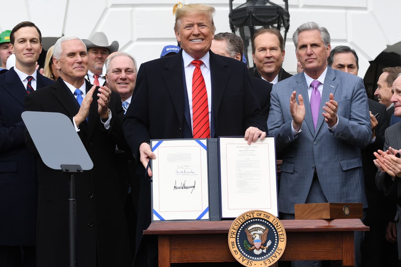 <b>El nuevo T-MEC/USMCA.</b> En enero de 2020 Donald Trump firmó el proyecto de ley del nuevo tratado entre México, EEUU y Canadá. El mandatario aseguró que 
<a href="https://www.univision.com/noticias/politica/trump-firma-el-tratado-comercial-con-mexico-y-canada-sin-invitar-a-la-casa-blanca-a-los-democratas">el reemplazo del NAFTA promete un "futuro glorioso"</a> para la industria estadounidense. Había convertido esta renegociación en una bandera en la campaña de 2016, aunque los expertos aseguran que el impacto del nuevo tratado será limitado. Los demócratas, claves en la aprobación y modificación de las normas tras un acuerdo bipartidista, no fueron invitados a la Casa Blanca para la ceremonia.