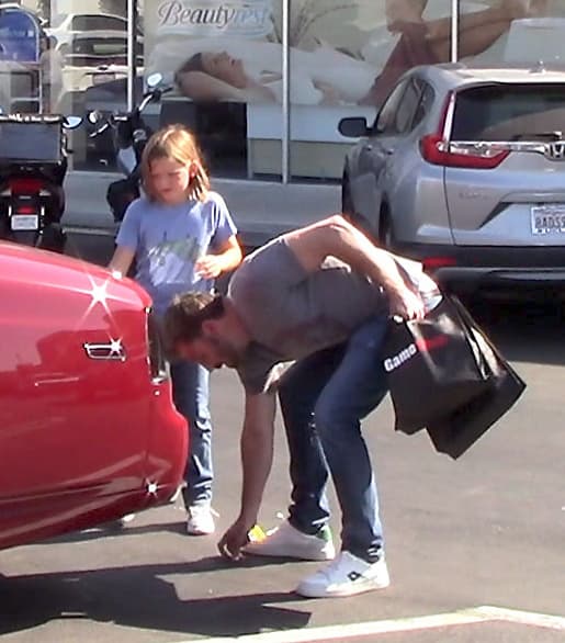 Incluso el pequeño Samuel, uno de los tres hijos que Ben tuvo con su exesposa, Jennifer Garner, trató de ayudar a su papá para que pudiera abrir el portaequipajes. 
<br>