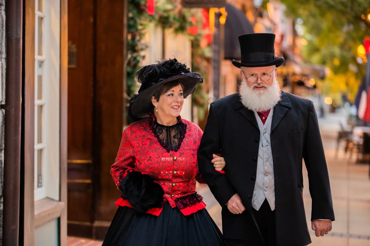 <b>Thomasville</b>
<br>
<b>Sitio web</b>: 
<a href="https://thomasvillega.com/attractions/events/victorian-christmas">https://thomasvillega.com/attractions/events/victorian-christmas</a> 
<br>
<a href="https://maps.app.goo.gl/nCjj5zeR6inwrM8H6"><b>Cómo llegar</b></a>
<b> </b>
<br>
<br>Viaja en el tiempo durante el evento de “Navidad Victoriana” de Thomasville del 14 al 15 de diciembre de 2023, cuando el centro de la ciudad cobra vida con artistas, villancicos y músicos vestidos con atuendos históricos.