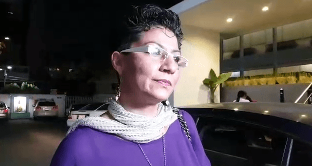 Claudia Trujillo, tanatóloga de la familia Guerra, dijo a su llegada a la funeraria: “Somos amigos de muchos años, empezamos a trabajar desde hace como tres años. La familia ha hecho de todo. Hay que ser cuidadosos con los juicios porque sólo los que lo viven puede entender lo que esto significa”.
<br>