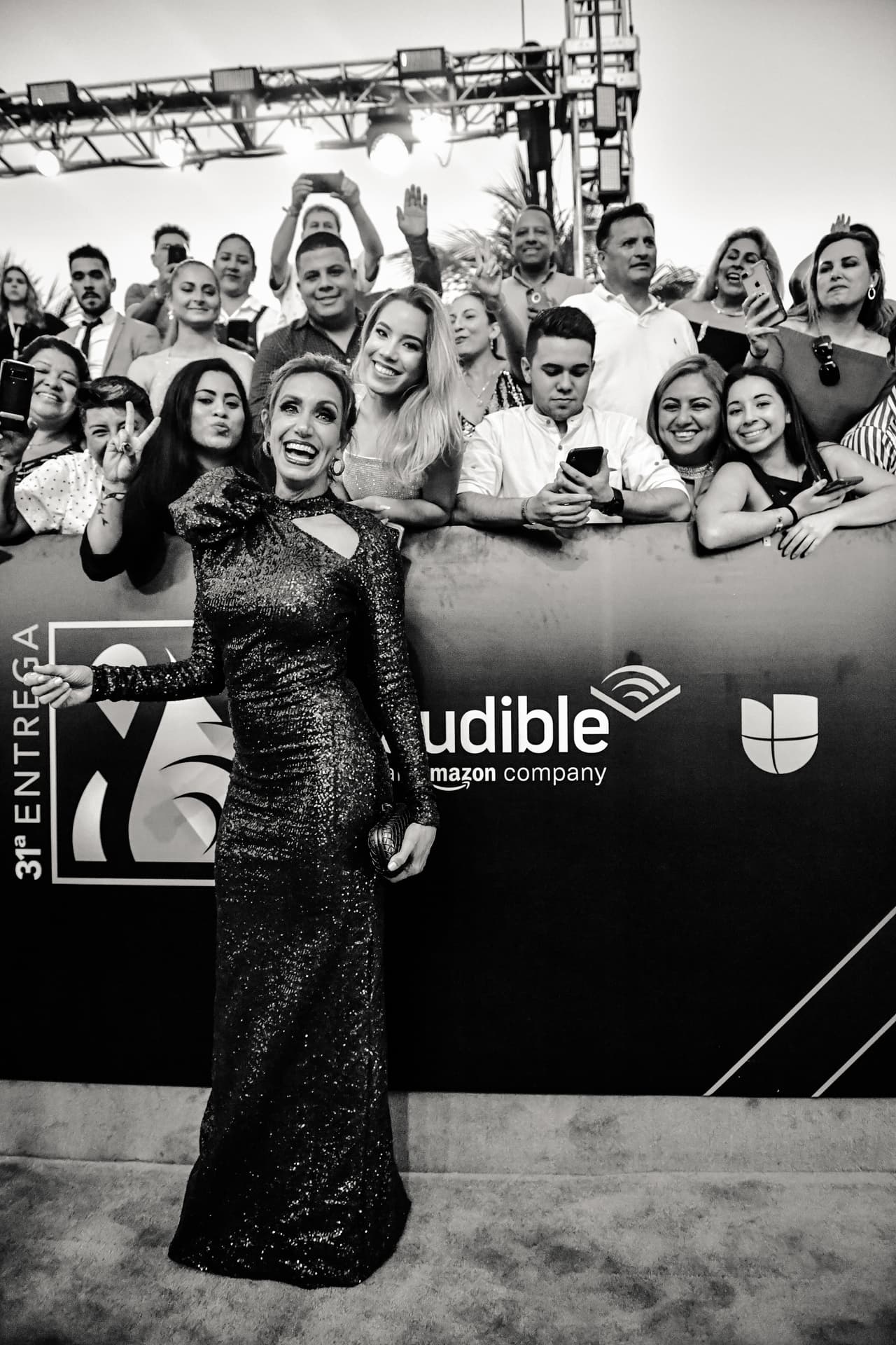 La fiesta de la música latina contó con 
<a href="https://www.univision.com/shows/premio-lo-nuestro/en-fotos-asi-fue-la-alfombra-magenta-de-premio-lo-nuestro-2019-fotos" target="_blank">la presencia de grandes estrellas</a> y nuestra conductora de El Gordo y Flaca no podía faltar.
<br>