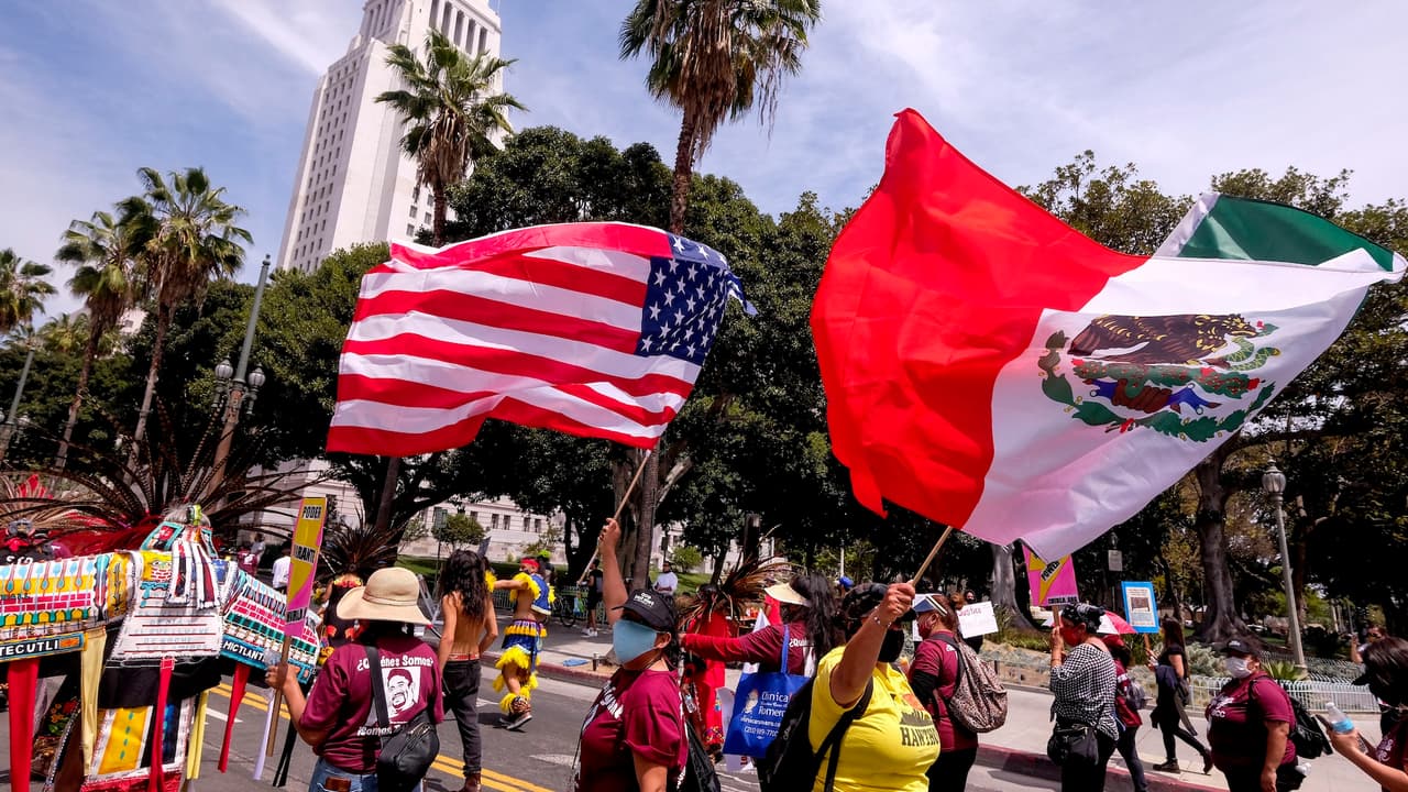 Miles de personas marchan en el centro de
<b>Los Ángeles este 1 de mayo </b>para exigir derechos laborales y migratorios, destacando el papel esencial de los inmigrantes en la economía de Estados Unidos y exigiendo protección ante políticas de deportación.